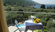 Vista sulla piscina e sul Lago di Garda